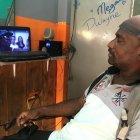 Carlos Mina, a quien conocían como Mee Joy, observa un video de cuando la fama estaba con él.