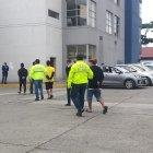 Custodiados por agentes de la Policía, los sospechosos llegaron al Cuartel Modelo.