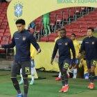 Jhegson Méndez (c) fue titular en el medio campo de la Tri en el encuentro ante Brasil.