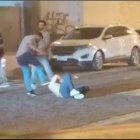 Uno de los momentos más críticos de la gresca, cuando un ciudadano patea a otro que está en el piso.