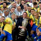 El presidente brasileño, Jair Bolsonaro (c), es el principal impulsor que la edición 47 del torneo de selecciones se desarrolle en su país.