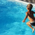 Una familia que no dejó ir a una menor a un rato de diversión en una piscina hoy lo lamenta.