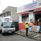 La mañana de ayer, policías de Mena del Hierro recorrieron los negocios que fueron asaltados en los últimos días.