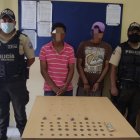 En las prendas de vestir de ambas personas, los policías encontraron varias funditas de drogas.