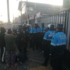 Los compañeros de la agente herida acudieron al sitio para colaborar con el procedimiento.