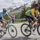 Richard Carapaz (d), con el maillot amarillo de líder en el Tour de Suiza.