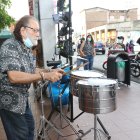 El músico interpreta con sus timbales las canciones más rumberas de la salsa.