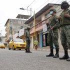 Así amanecen las calles de la localidad, con controles de seguridad militares.