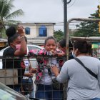 Recostada sobre un barrote, Susana Cortez llora desconsolada el asesinato de su esposo Jhonny Vivero Martínez.