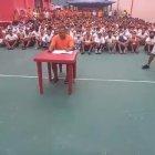 En esta grabación el privado de su libertad aparece leyendo un papel y desmienten ser los causantes del caos