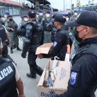 n cartones y fundas los policías retiraban las armas cortopunzantes encontradas en la ‘Peni’.