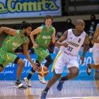 La selección de Ecuador de baloncesto (blanco) perdió ante Bolivia.