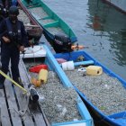 Los gendarmes junto al marisco recuperado.