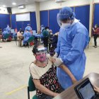 El ministerio indica que la población debe acudir de acuerdo al cronograma de vacunación según los rangos de edades.