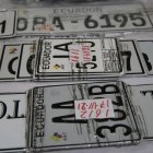 La Policía halló varias placas similares a las que entrega la Agencia Nacional de Tránsito, entidad autorizada para entregar estos distintivos.