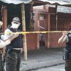 En el sitio se reunieron policías para investigar el ataque.
