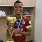 John Narváez posa con el título del torneo Apertura del campeonato colombiano.