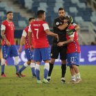 El portero Claudio Bravo salió a responder por sus compañeros.