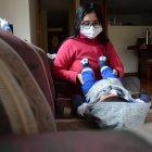 La madre del bebé lo ayuda con terapias físicas para que pueda mover sus músculos.