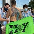 Igor Magalhaes (c), hincha brasileño, mostró el tatuaje y la firma de Lionel Messi.