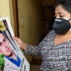 Los familiares con una foto de la víctima