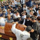 Familiares y amigos despidieron a Nixon Navia hasta su morada final.