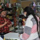 'El Tigre' consiente a los clientes de su tienda con canciones.