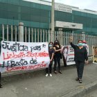 La mamá de Lisbeth Baquerizo realizó un plantón para pedir la celeridad y transparencia en la investigación.