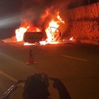 El fuego se avivó, cubrió todo el carro y fue difícil sacar a los ocupantes.