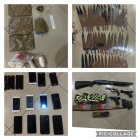 Armas blancas, celulares, droga, entre otros objetos fueron retenidos por la Policía.