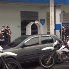 Habrían amenazado a trabajadora de una entidad bancaria.