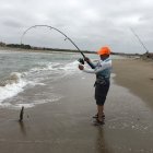 Juan Carlos Lomas logró pescar un robalo de unas 4 libras, en la playa de Chanduy.