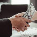 Se debe sospechar cuando supuestas financiaras pagan a los depositantes altos intereses.