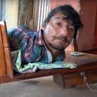 Desde que nació, Pablo se desplaza y duerme en una carretilla.