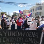 Varios ciudadanos se apostaron en los exteriores del TCE.