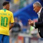 Tite (d), estratega de Brasil, no se confía de que Chile haya clasificado en la cuarta casilla del Gurpo A.