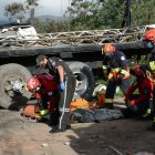 Miembros de la Policía y del Cuerpo de Bomberos sacaron los restos de la víctima de una quebrada en el norte de Quito. No lograron identificar al sujeto.
