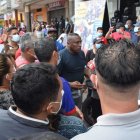 Tras la intervención policial, decenas de personas han respaldado a don Naza.