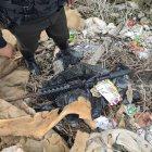 Este fusil abandonaron los criminales, mientras escapaban de la Policía.