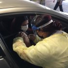 La vacunación se realiza dentro del vehículo.