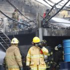 El Cuerpo de Bomberos trabaja en el lugar, ubicado frente al mercado San Francisco de Asís, en Mapasingue Este.