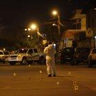 Policías llegaron a recabar indicios en el sitio del ataque. De acuerdo a las indagaciones, se usó una pistola calibre 9 milímetros.