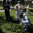 El futuro perito Ismael Bermeo usa un hisopo para tomar muestras de sangre.