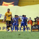 Emelec va ganando 1-0 a Barcelona al término del primer tiempo.