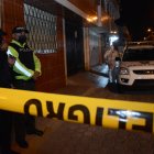 Policías cercaron la escena y levantaron indicios dentro de la vivienda donde ocurrió el hecho.