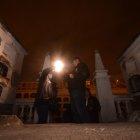 Los investigadores de Las puertas del terror recorren el cementerio. Sobre las tumbas aparecieron orbes.