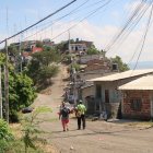 Moradores hablan con recelo de lo que ocurre dentro del cerro Las Cabras. Evitan dar sus nombres.