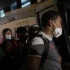 José Quinteros antes de golpear al aficionado cuando se dirigía al bus de los albos.