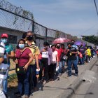 En los exteriores del recinto de Mucho Lote 1 se formaron filas largas por la vacunación.