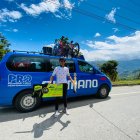 Jorge Luis Montenegro con los premios que recibió al ganar la competencia ciclística desarrollada en Guayaquil.